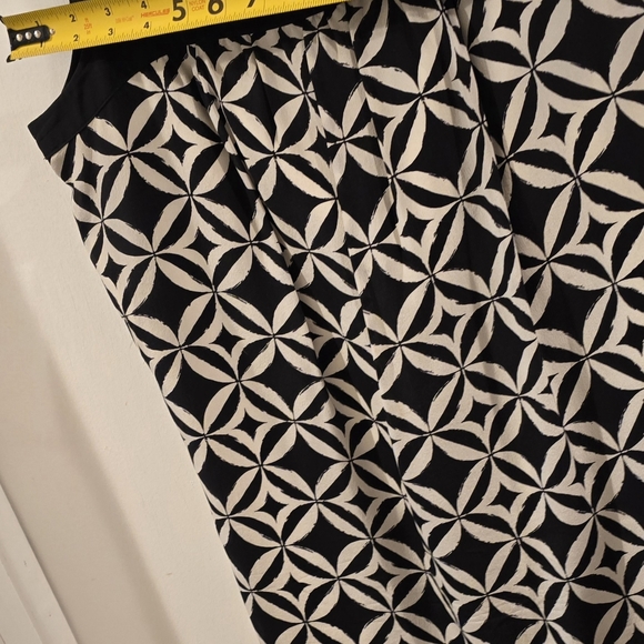 Stylish White House Black Market Geometric Satin Shift Dress Size S - Picture 5 of 7